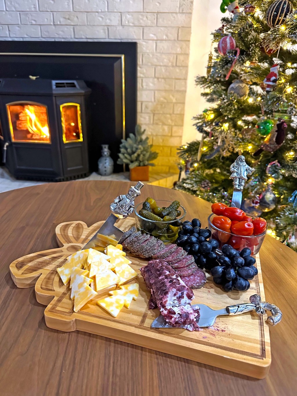 Serving Holiday Cheer with Festive Charcuterie Boards!&nbsp;🎅🎁
